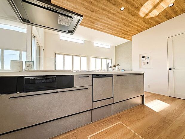 食洗機付きのシステムキッチン・