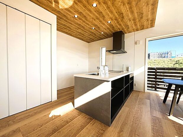 開放感を演出するオープンキッチン