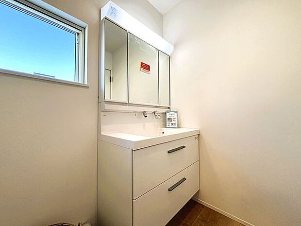 ゆとりのある広さの洗面脱衣室。