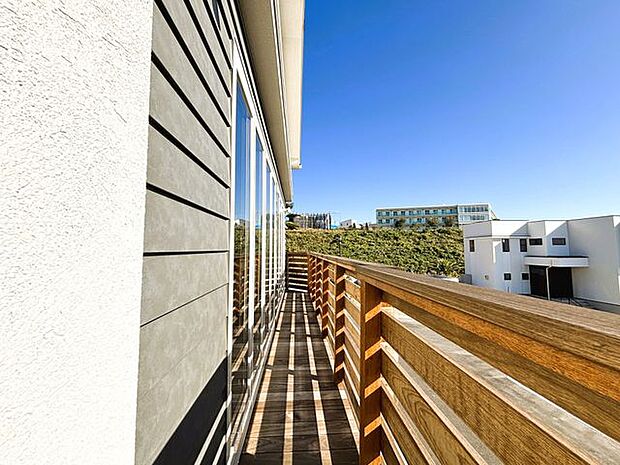 リビングの先にはウッドデッキ付き