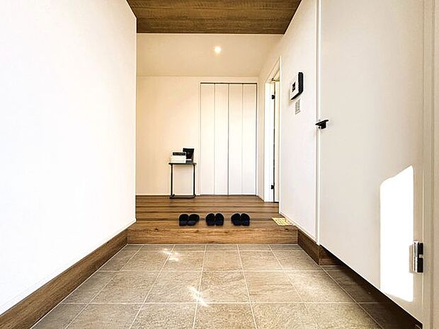 わが家への帰りを出迎える玄関ホール。