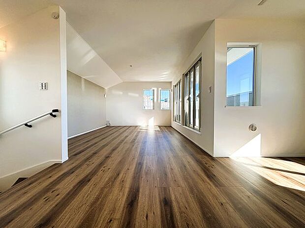 対面キッチンのため、家族と会話をしながら料理ができますね。