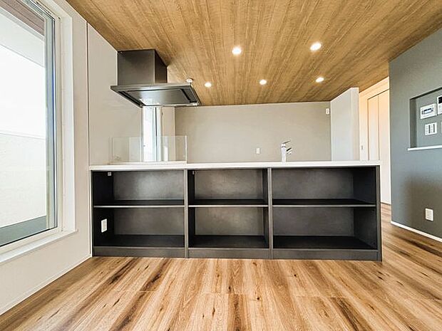 ダイニング側が収納としても。