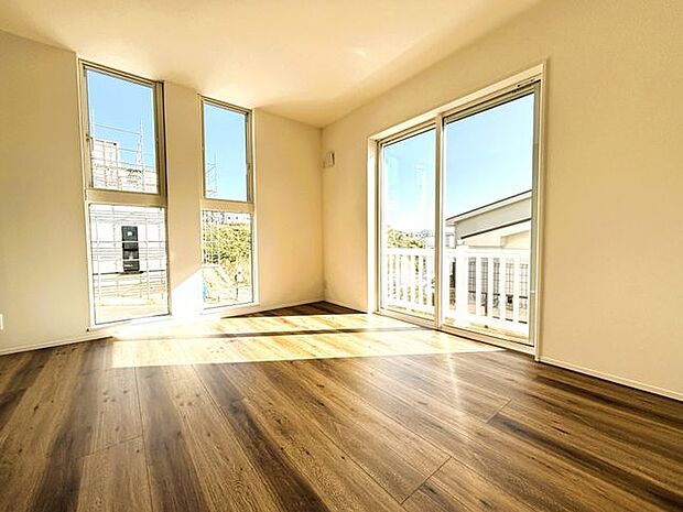 複層ガラスなので室内の暖房熱を外に逃がさず、同時に外から冷気が伝わるのを防いで暖房効果をぐんと高めます。