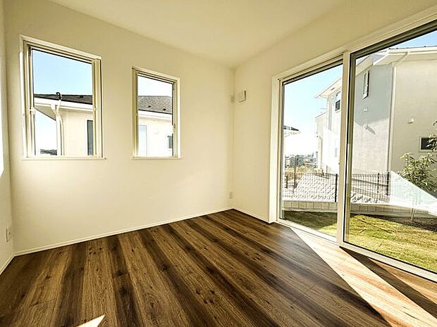 寝室からお庭へ。