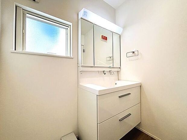 ゆとりのある広さの洗面脱衣室。