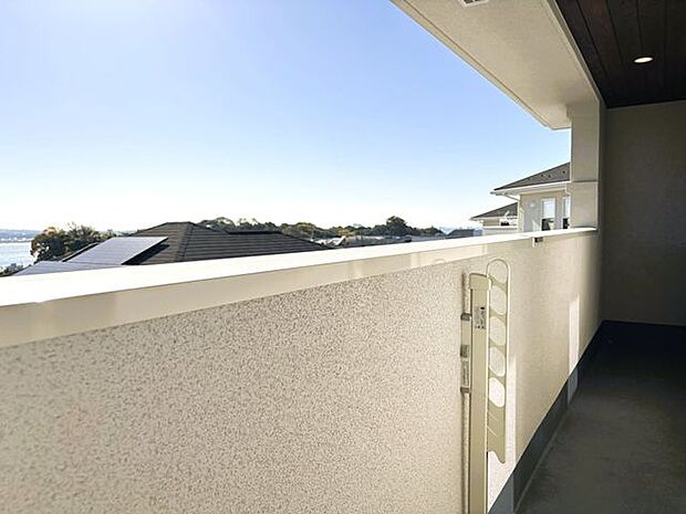 陽当たりの良い南向きバルコニー。