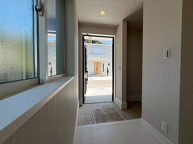 わが家への帰りを出迎える玄関ホール。