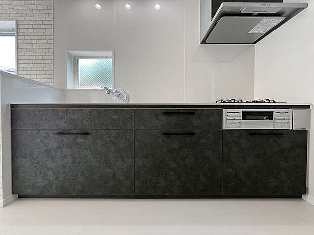 窓付きのキッチンスペース。