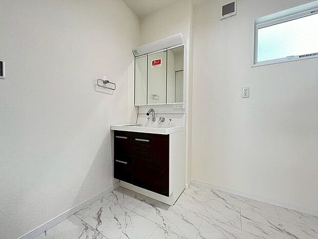 ゆとりのある広さの洗面脱衣室。