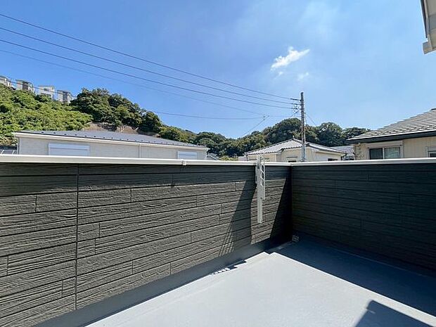 緑を望むバルコニー。