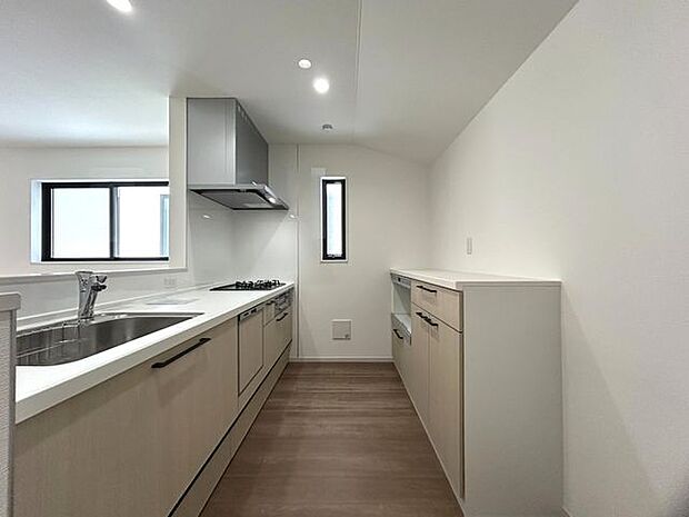 カウンター＆収納スペースのあるキッチン