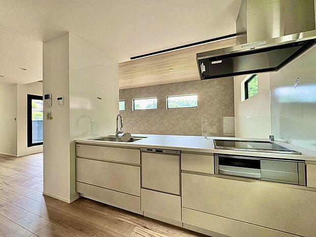 食洗機付きのシステムキッチン・