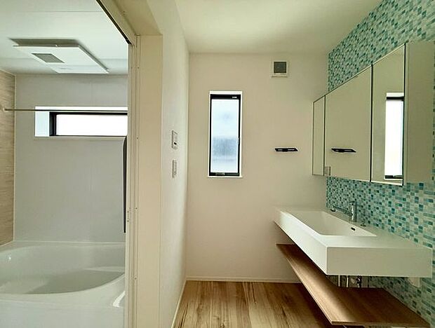 ゆとりのある広さの洗面脱衣室。