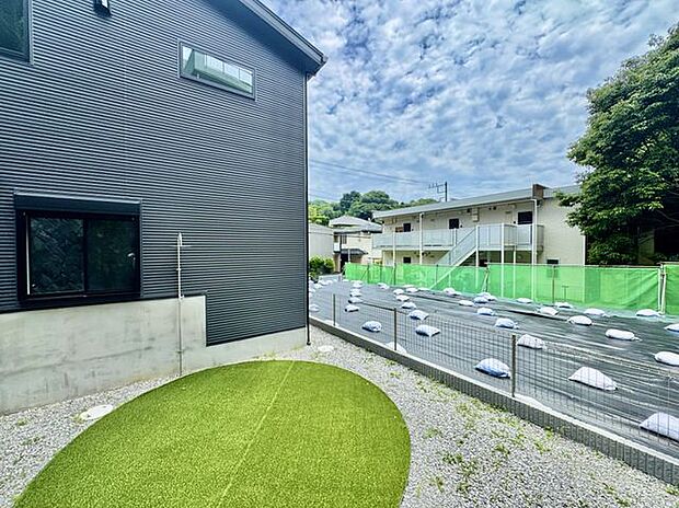 屋外シャワー付きの小さな庭も。