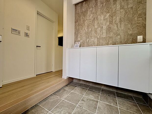 わが家への帰りを出迎える玄関ホール。