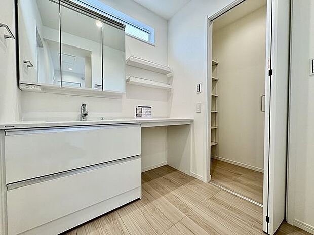 ゆとりのある広さの洗面脱衣室。