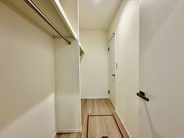 大型ウォークインクローゼット付き。