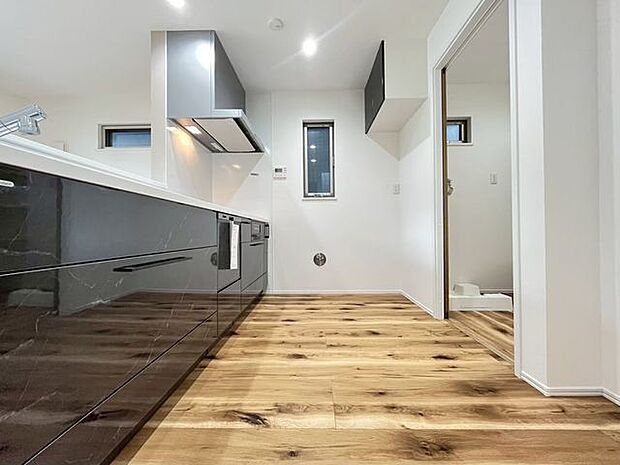 食洗機付きのシステムキッチン。