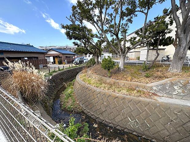 小川のせせらぎを感じられるロケーション。