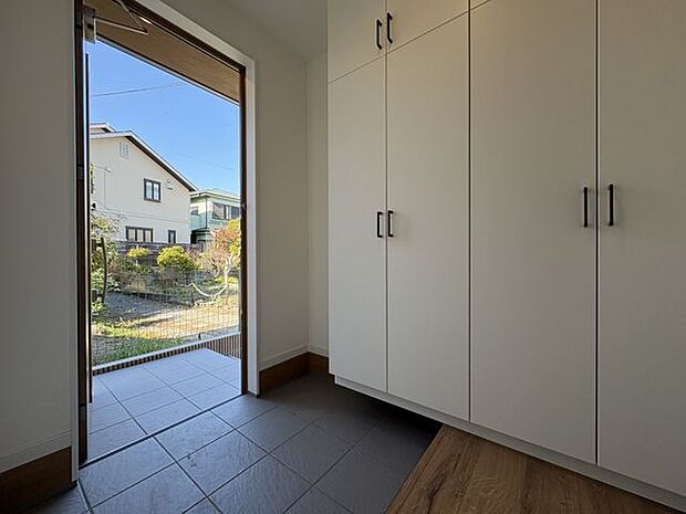 わが家への帰りを出迎える玄関ホール。