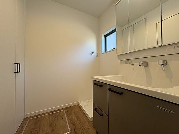 ゆとりのある広さの洗面脱衣室。