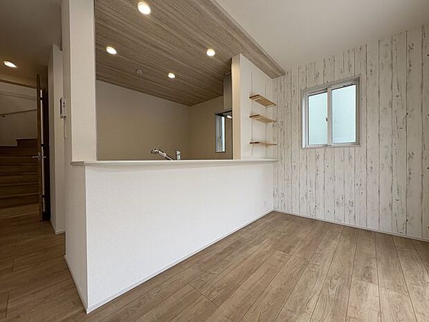 飾り棚のディスプレイを考えるのも楽しみのひとつ