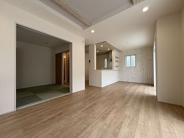 奥には和室があります