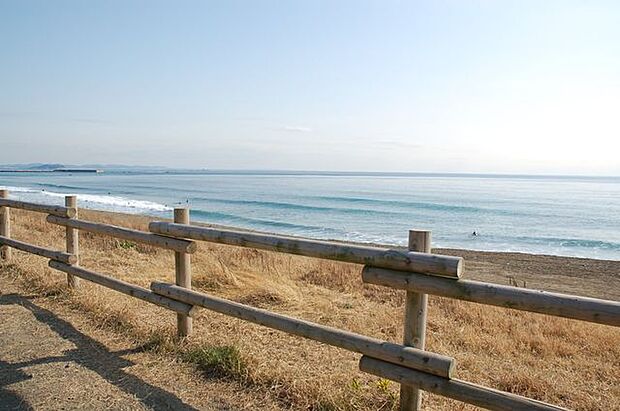 柳島海岸まで車で2分(約1300m)