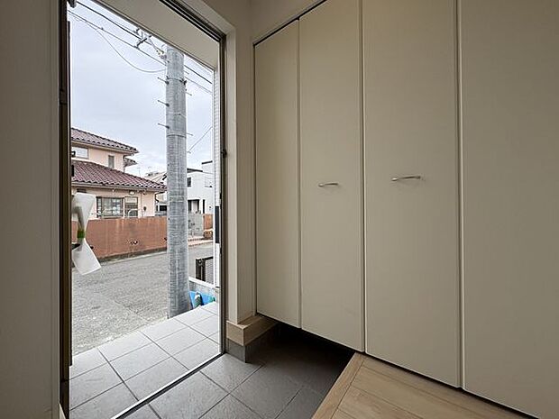 玄関収納が大きいですね!