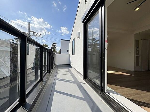 採光ばっちりのバルコニー