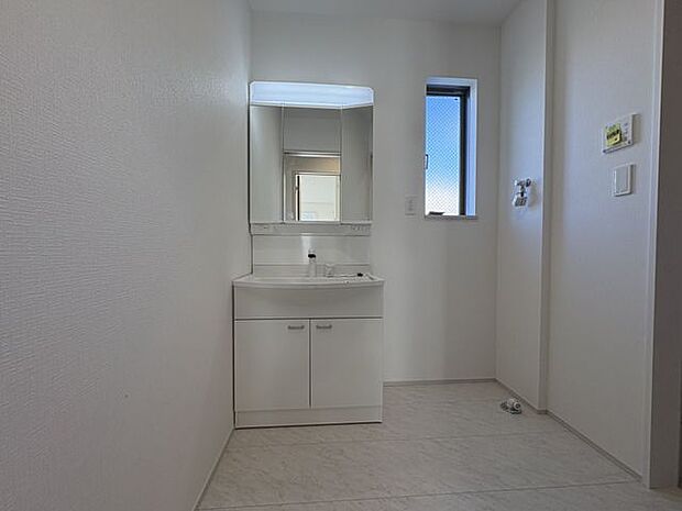 ゆとりのある広さの洗面脱衣室。