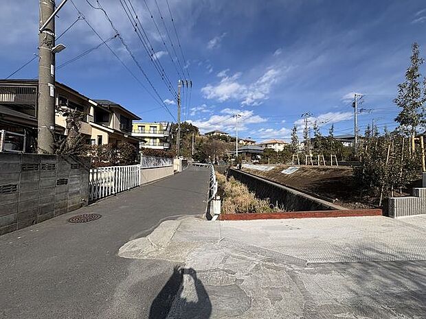 近くに小川が流れています