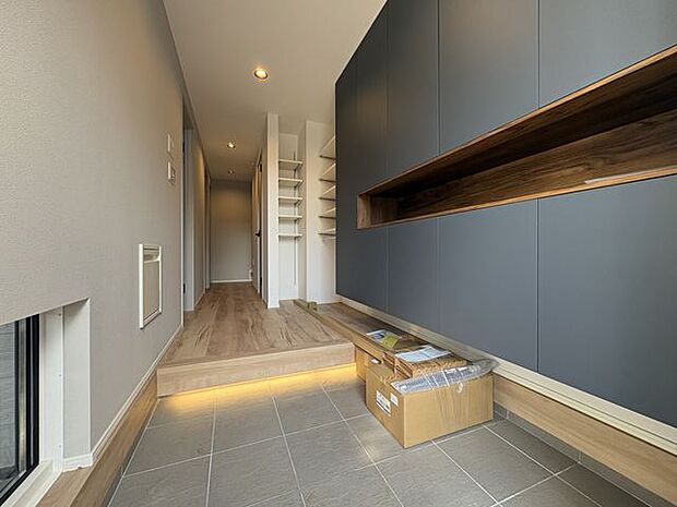 わが家への帰りを出迎える玄関ホール。