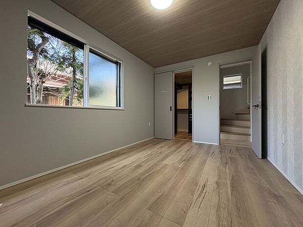 ウォークインクローゼット付きの主寝室。