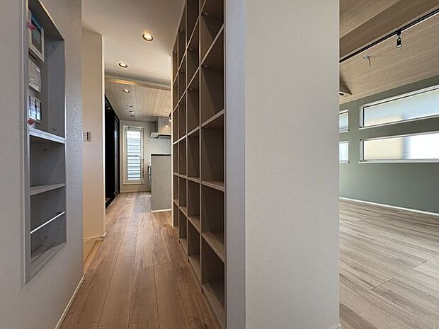 ライブラリーウォールを設けています。