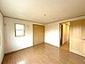 寝室：2013年築。築13年の木造二階建て。