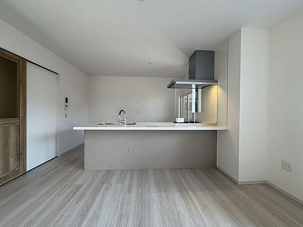 家族を近くに感じる対面キッチン