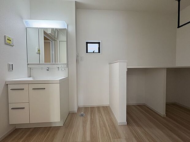 身支度がはかどる三面鏡付きの洗面化粧台を採用