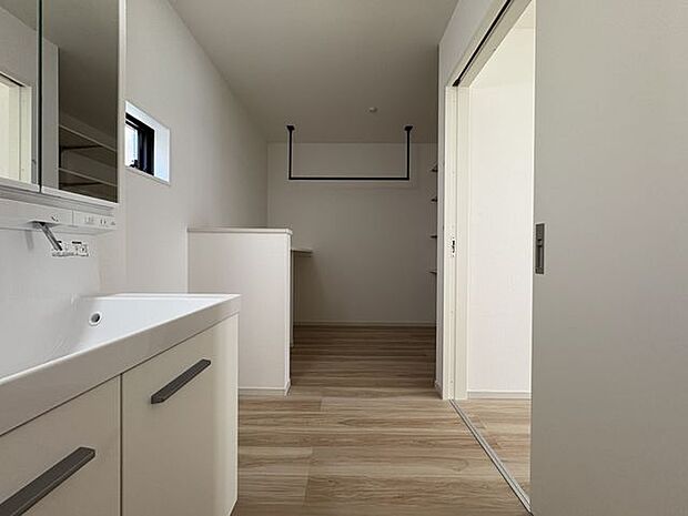 キッチン横に配置された水回り動線で、お料理の合間の洗濯もスムーズに