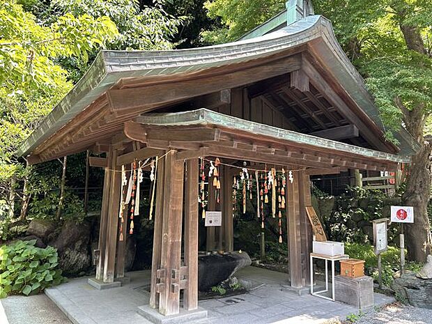 鎌倉宮までは車で約37分、約7400mの距離です。