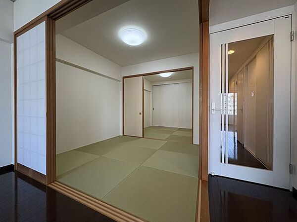 納戸奥には押し入れがあり、収納もしっかりあります