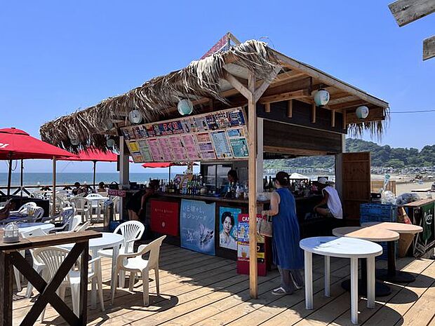 由比ガ浜海水浴まで車で15分 約4200m