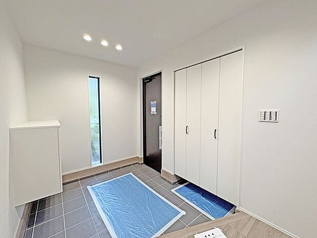 広々とした玄関ホール。土間収納があって便利です。