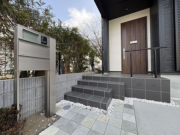 重厚感がある断熱仕様玄関ドア