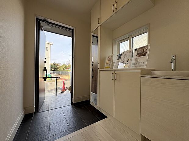 玄関収納と並んで手洗い場もあります!感染対策も安心です。