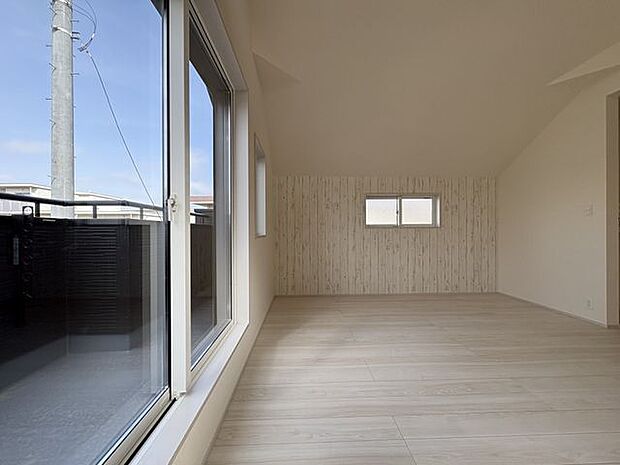 リビングからバルコニーへ出入り時可能です。