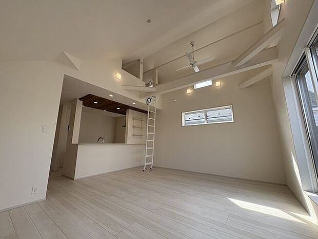 白を基調とした広々リビング♪