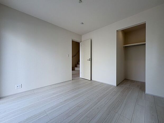 クローゼット付き寝室