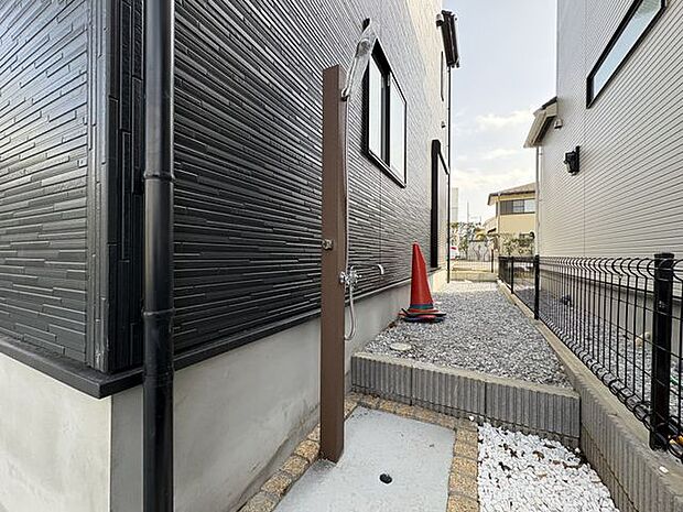 屋外シャワー付きで海の帰りも安心ですね♪